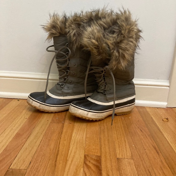 Fur-Lined Winter Boots size 7 - Picture 1 of 4